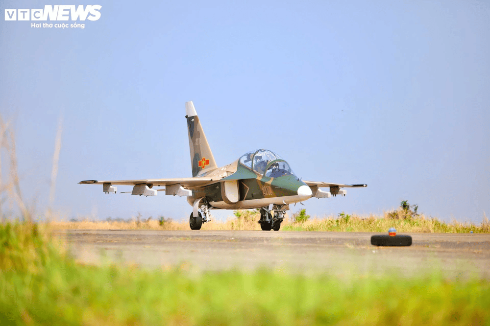 Buổi tập luyện qu&acirc;n sự chuẩn bị cho Đại lễ 30/4/2025 tại s&acirc;n bay Bi&ecirc;n H&ograve;a (Nguồn: B&aacute;o điện tử VTC News)